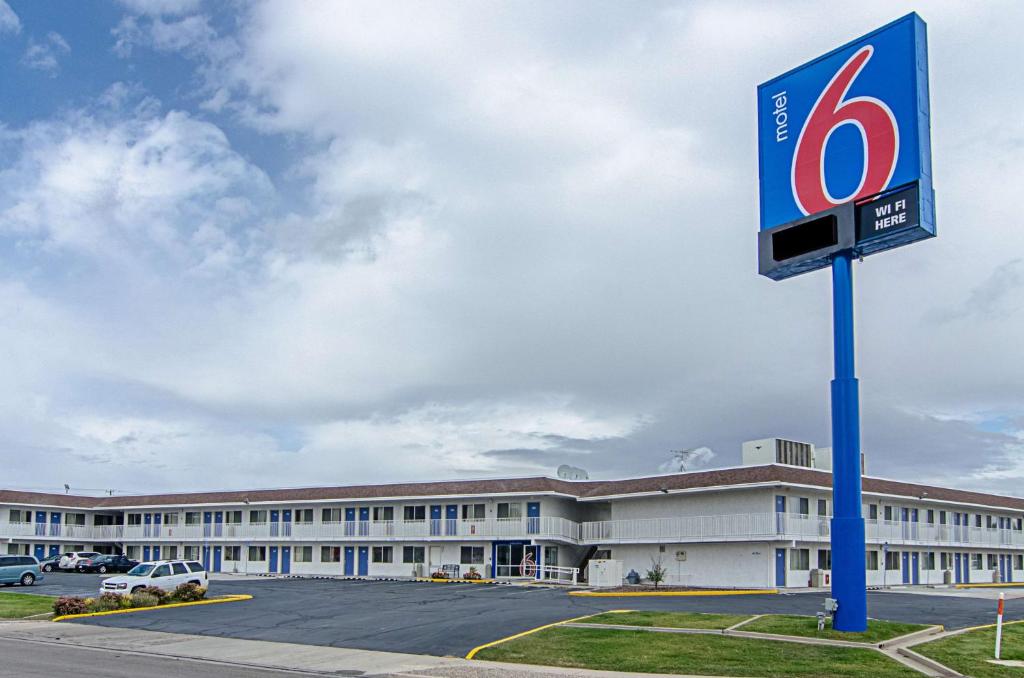 ein Gebäude mit einem Schild davor in der Unterkunft Motel 6-Rock Springs, WY in Rock Springs