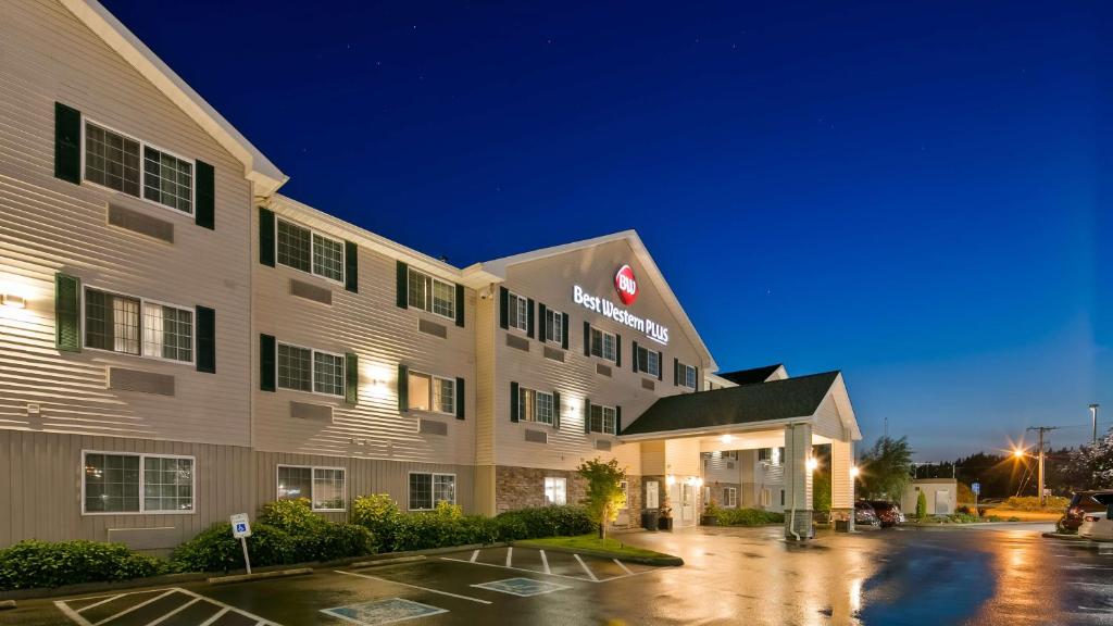 a hotel building with a parking lot at night at Best Western Plus Aberdeen in Aberdeen