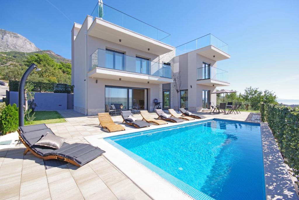 uma villa com uma piscina e uma casa em Villa Olive Hill em Tučepi