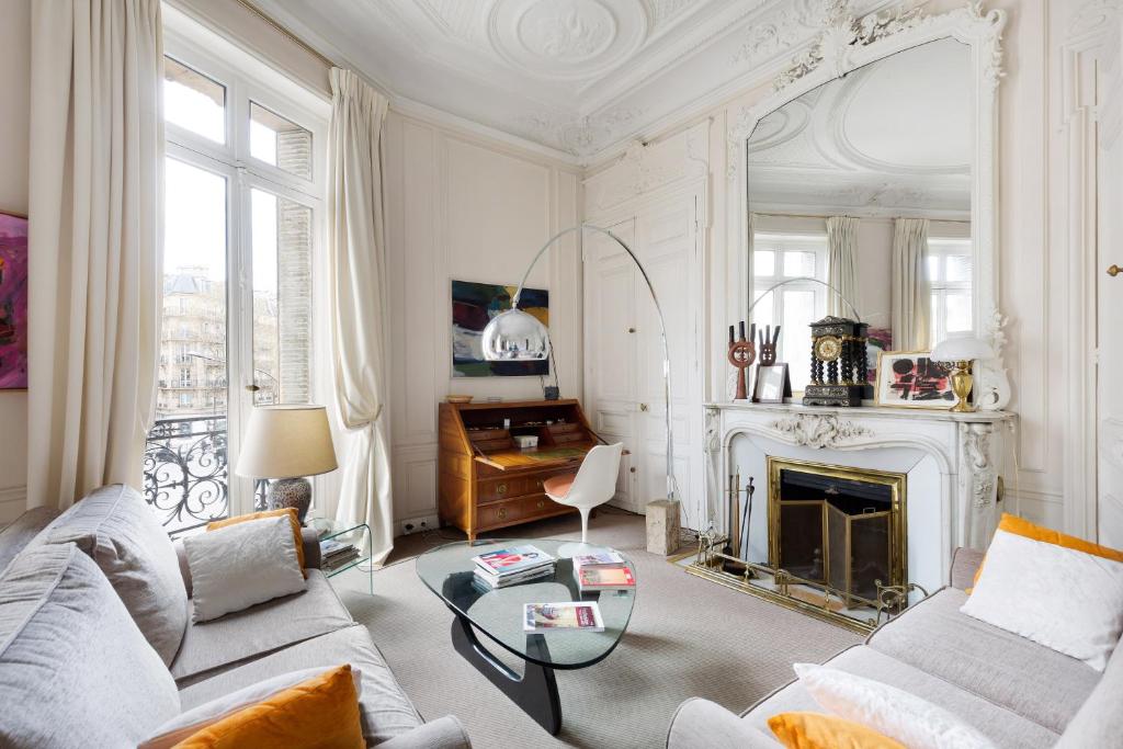 sala de estar con sofá y chimenea en Haussmann 168, en París