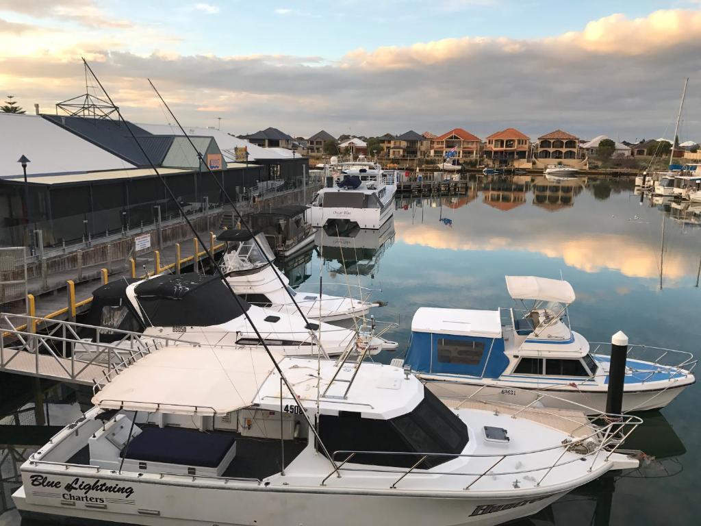 un grupo de barcos atracados en un puerto deportivo en Marina View Chalets, en Wannanup