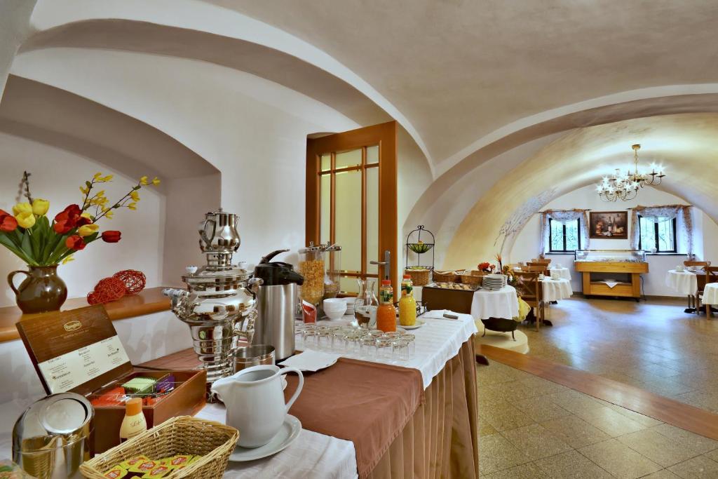 una grande sala da pranzo con tavolo in un edificio di Villa Conti a Cesky Krumlov