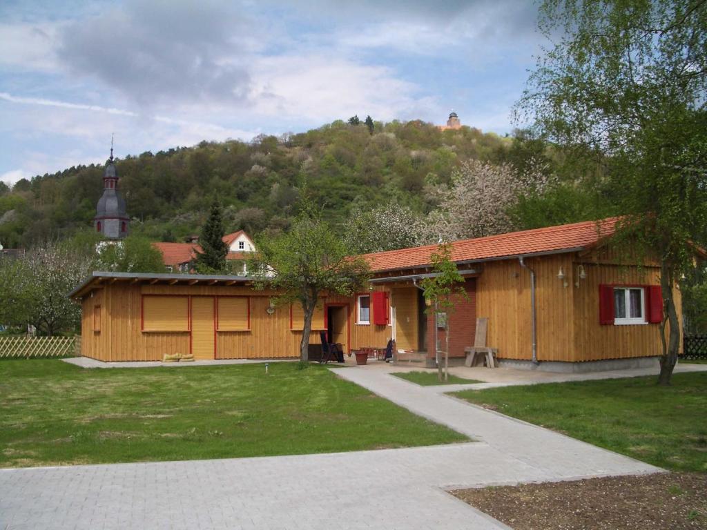 ein kleines Holzgebäude mit einem Hügel im Hintergrund in der Unterkunft Berliner Hütte in Neustadt