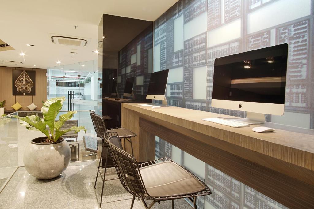 TV a/nebo společenská místnost v ubytování Malioboro Prime Hotel