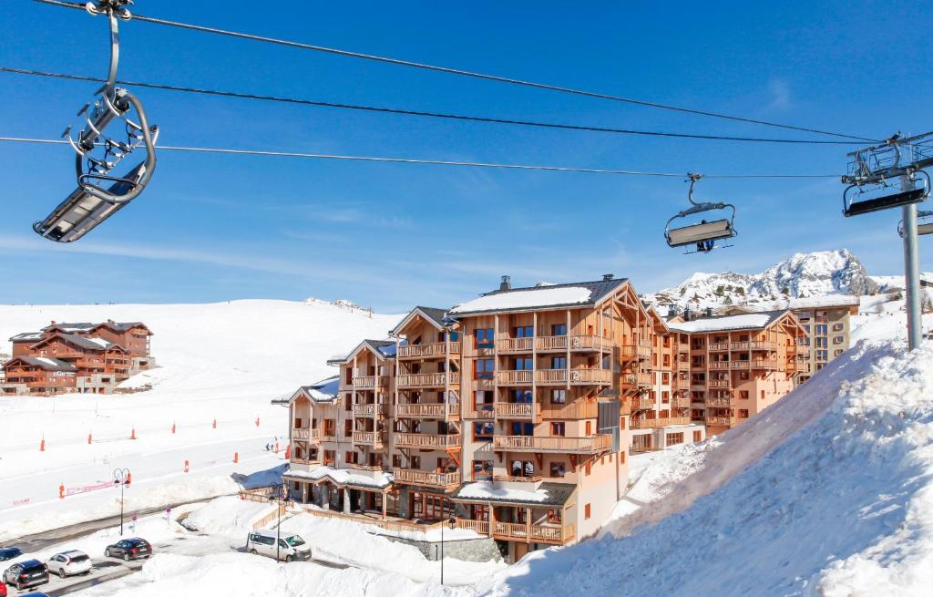 un lodge de esquí en la nieve con remonte en Résidence Prestige Odalys Front de Neige en Plagne Villages
