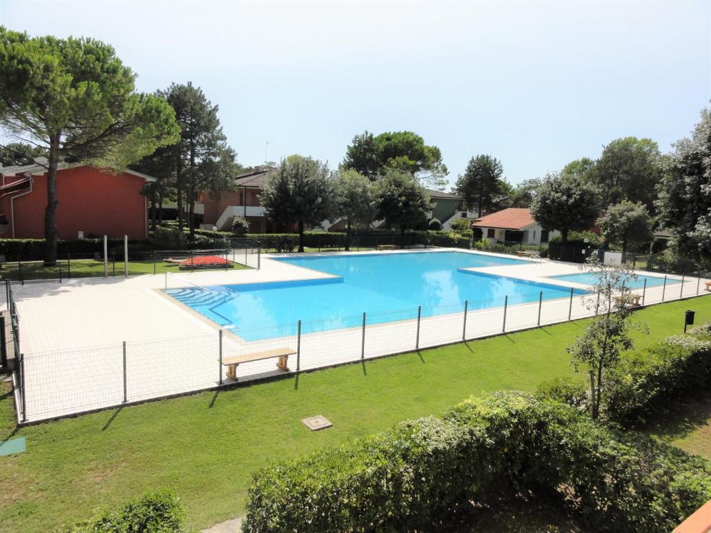 una vista aérea de una gran piscina en un patio en Villaggio Azzurro, en Bibione