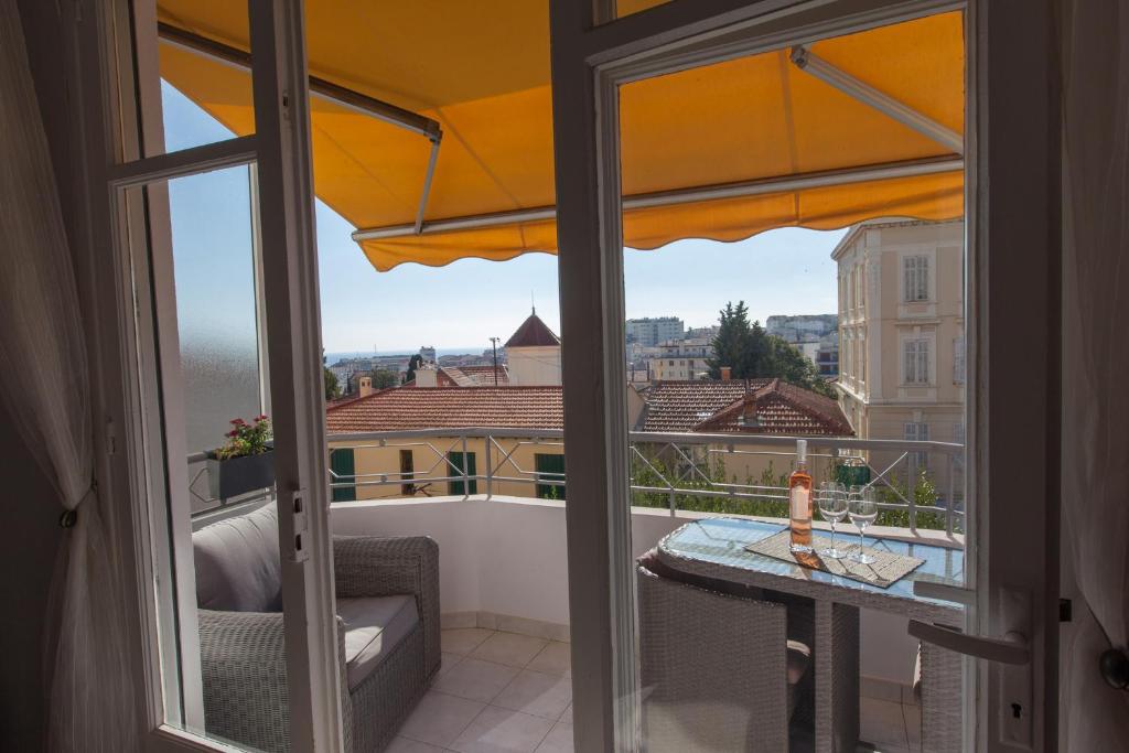 カンヌにあるStunning views from this lovely one bedroom apartment in Cannes only a short walk from the Palais 479の市街の景色を望むバルコニー(テーブル付)