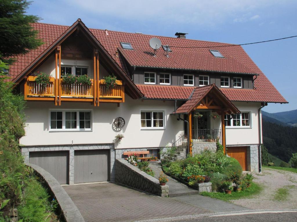 uma casa com um telhado vermelho em Haus Anna em Sendelbach