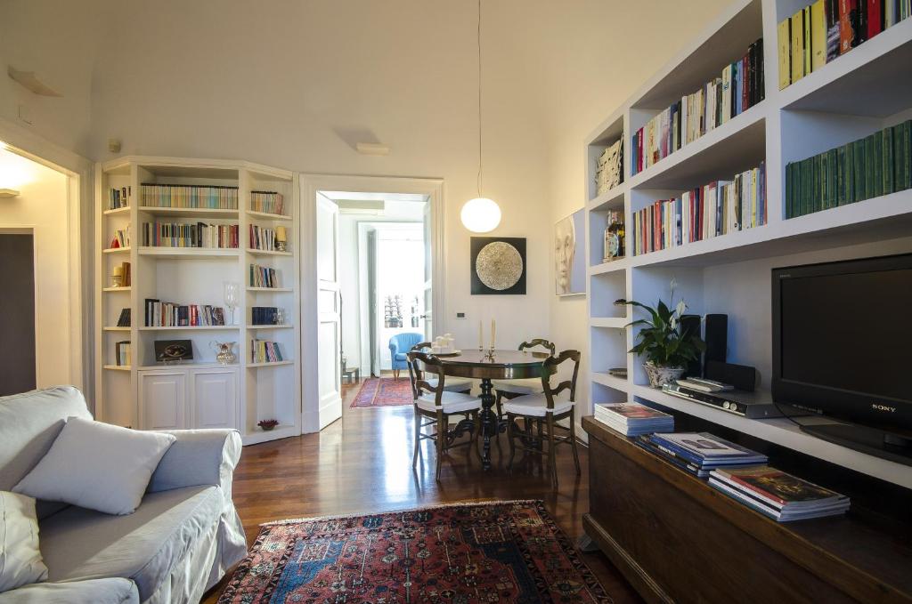 カターニアにあるA casa di Frasquitaのリビングルーム(ソファ、テーブル、椅子付)