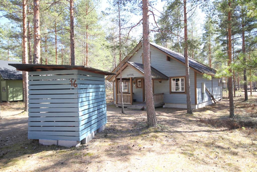 a small house in the middle of a forest at Villa Lotta in Virttaa