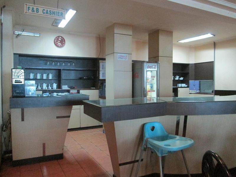 Kuchyň nebo kuchyňský kout v ubytování Merpati Hotel