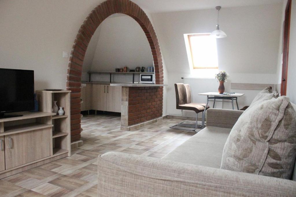 un arco en una sala de estar con sofá y mesa en Rudolf Apartment, en Budapest