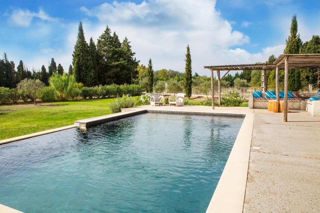 The swimming pool at or close to Sous les Platanes B&B