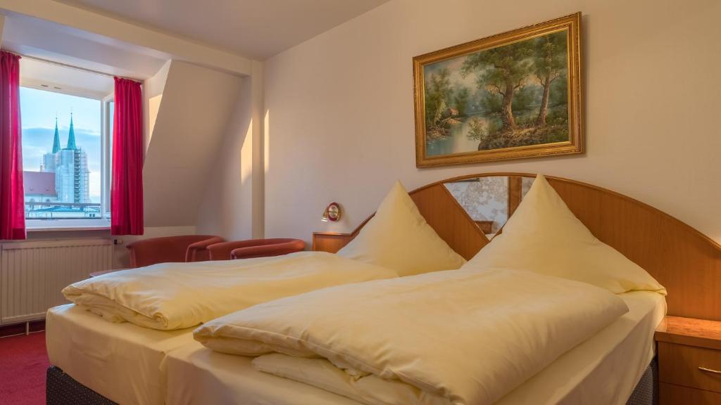 Postel nebo postele na pokoji v ubytování Hotel Bayernland