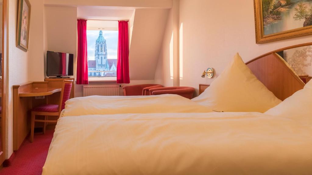 Postel nebo postele na pokoji v ubytování Hotel Bayernland