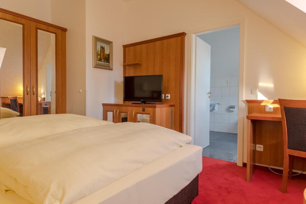 Postel nebo postele na pokoji v ubytování Hotel Bayernland
