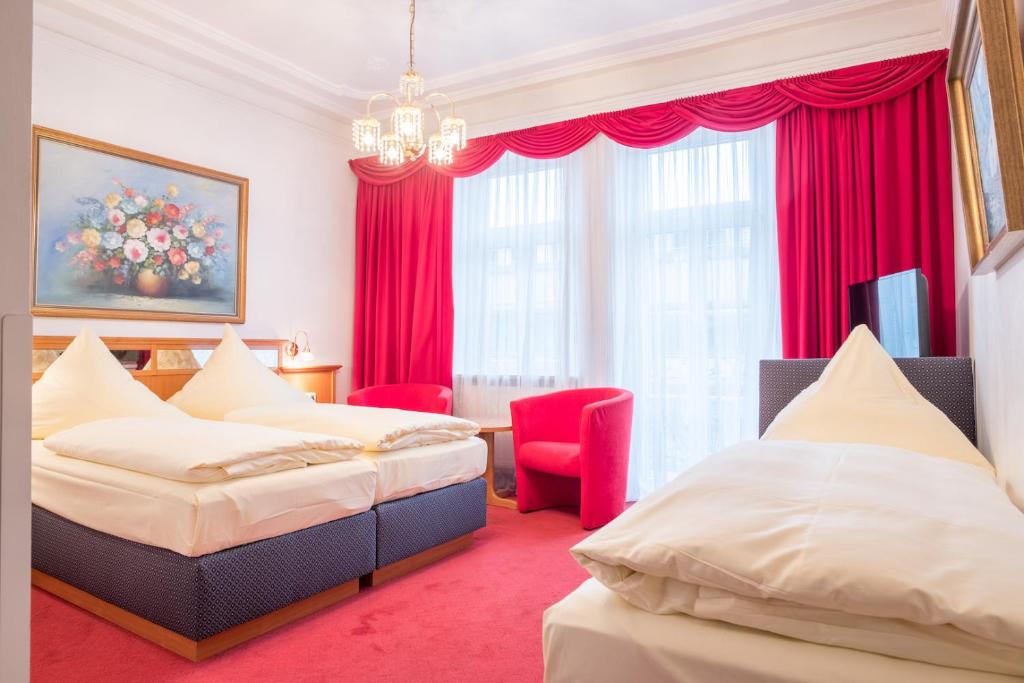 Postel nebo postele na pokoji v ubytování Hotel Bayernland