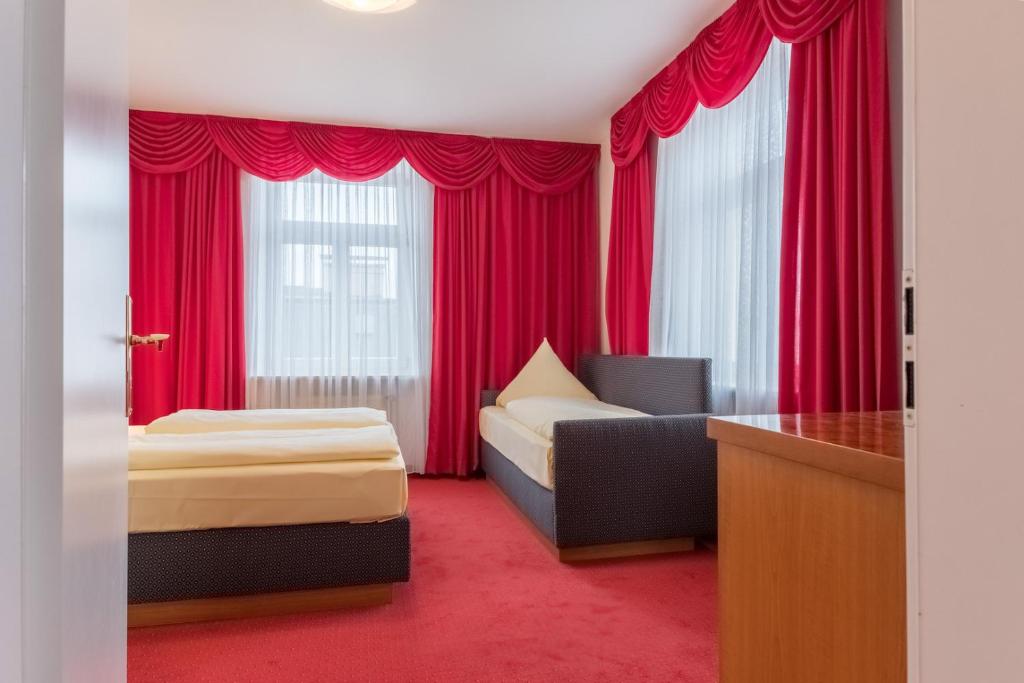 Postel nebo postele na pokoji v ubytování Hotel Bayernland
