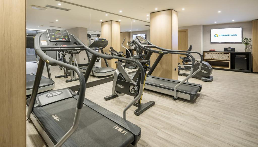 Posilňovňa alebo fitness centrum v ubytovaní Ilunion Málaga