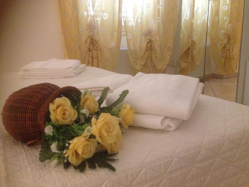 un mucchio di asciugamani e fiori su un letto di Mirage B&B ad Alezio