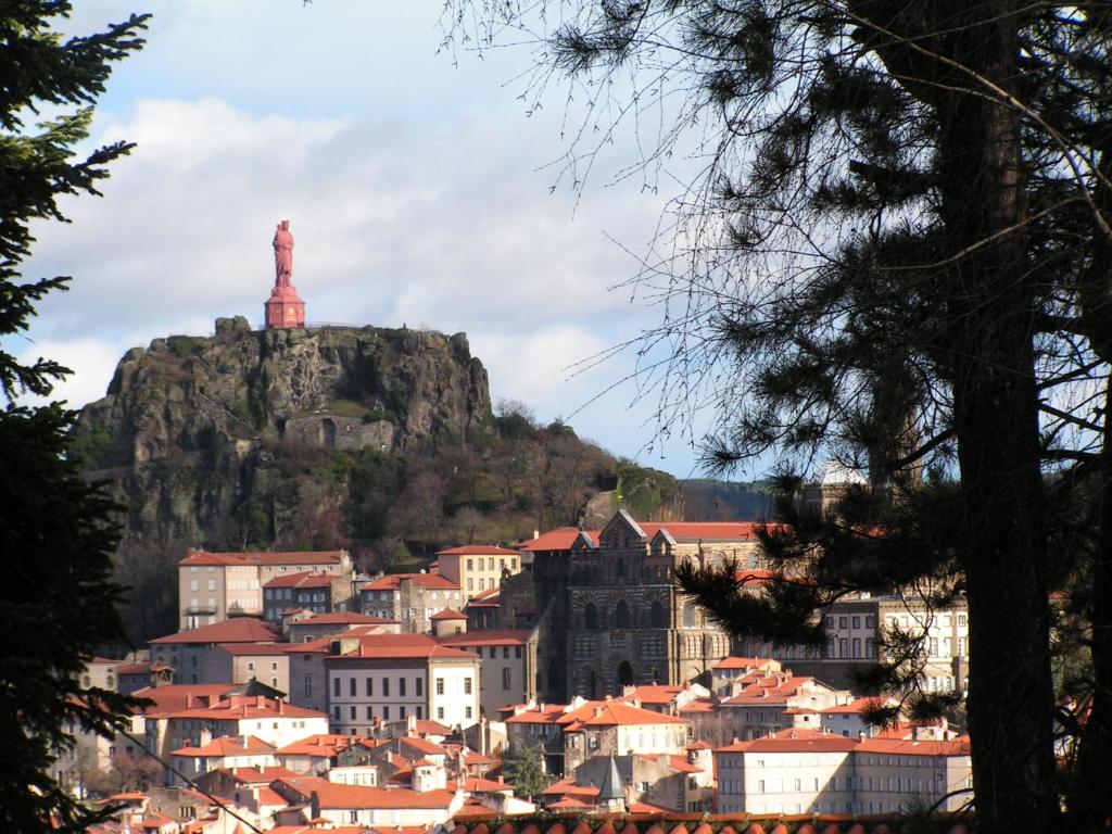 a view of a town with a mountain in the background at La Maison de Mireille in Le Puy-en-Velay