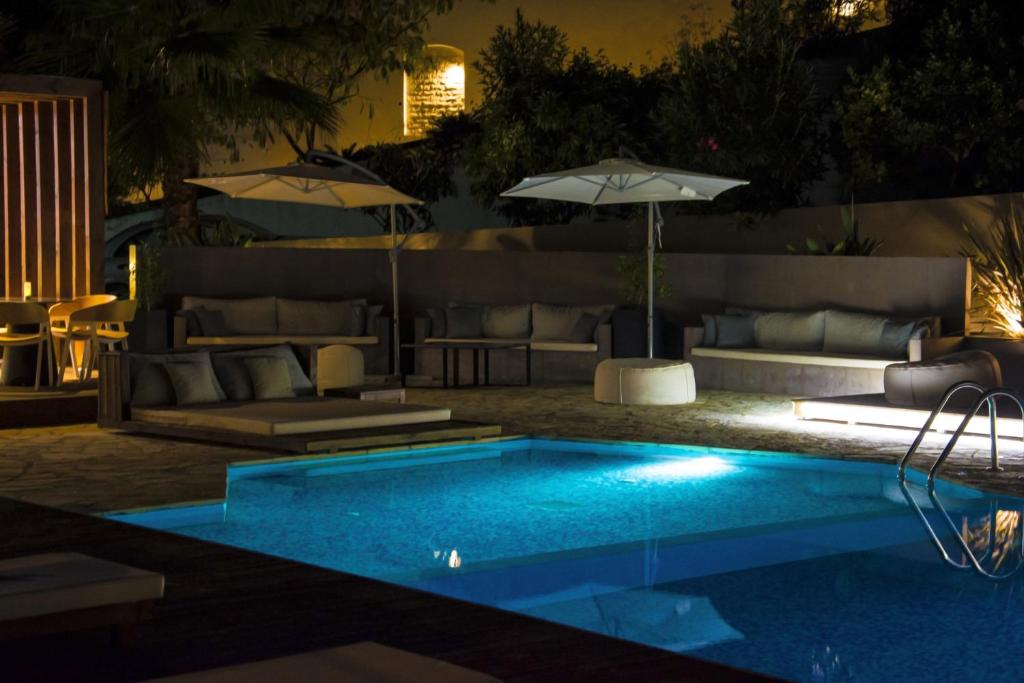 Bazén v ubytování Ionian Eye Design Studios & Spa nebo v jeho okolí