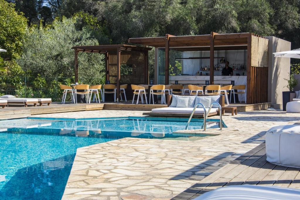 Bazén v ubytování Ionian Eye Design Studios & Spa nebo v jeho okolí