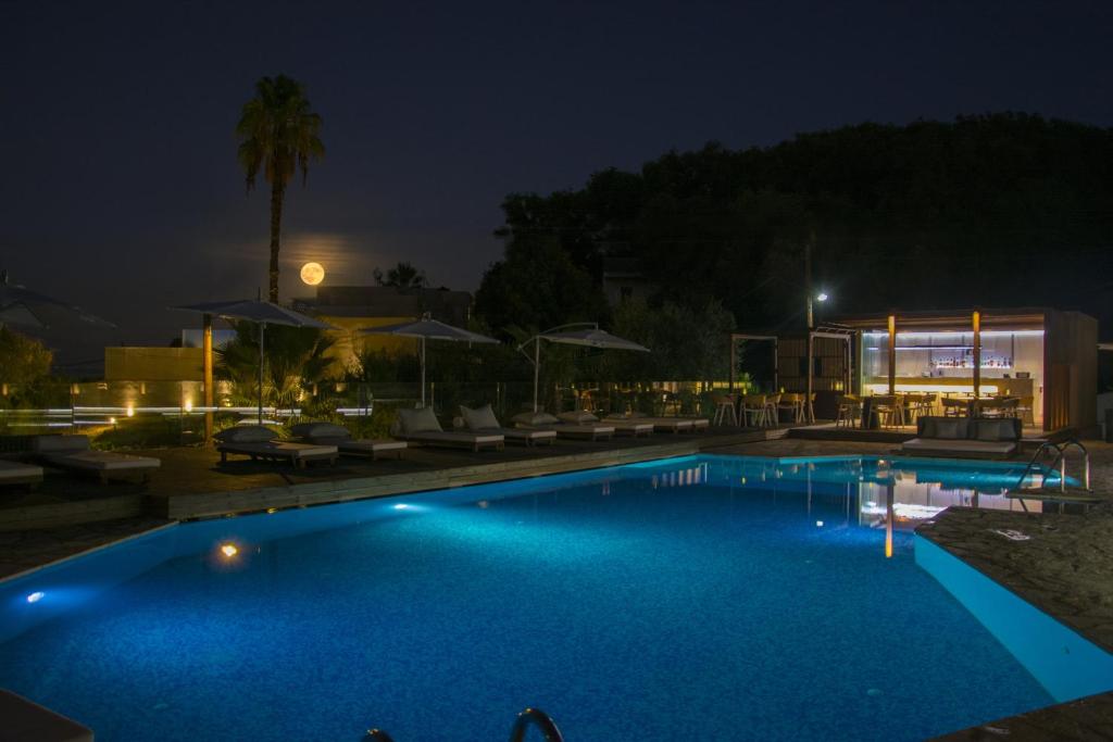 Bazén v ubytování Ionian Eye Design Studios & Spa nebo v jeho okolí