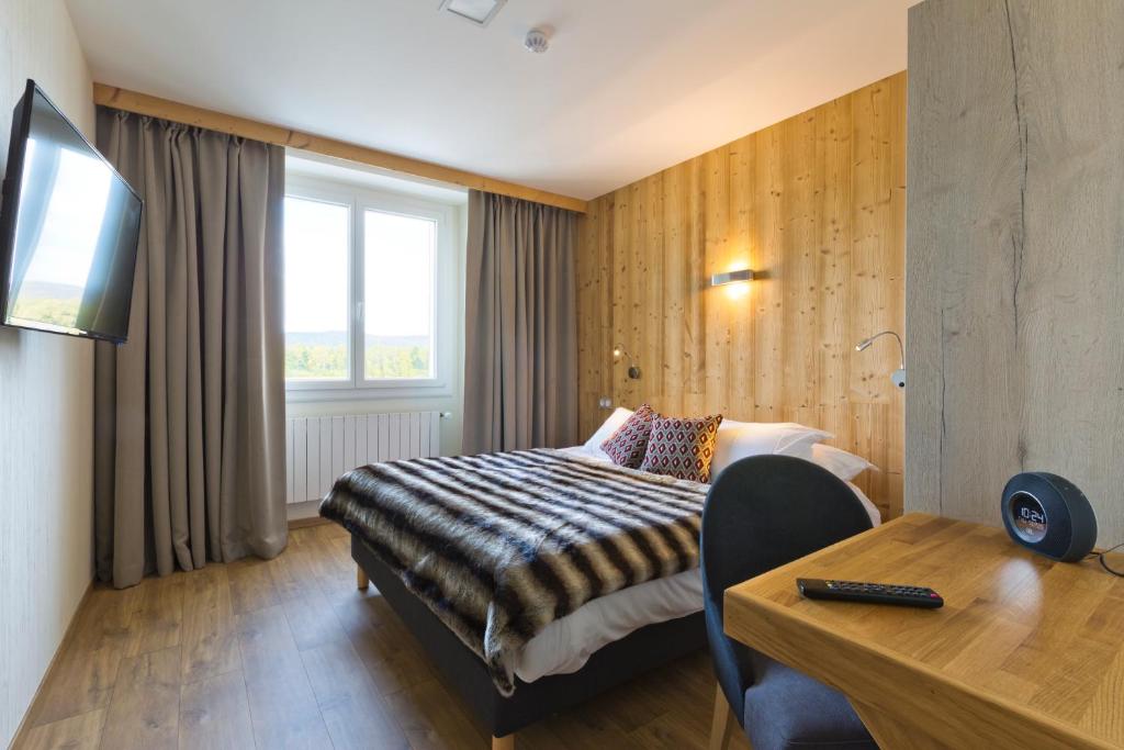 Postel nebo postele na pokoji v ubytování Hôtel restaurant Spa de l'Abbaye