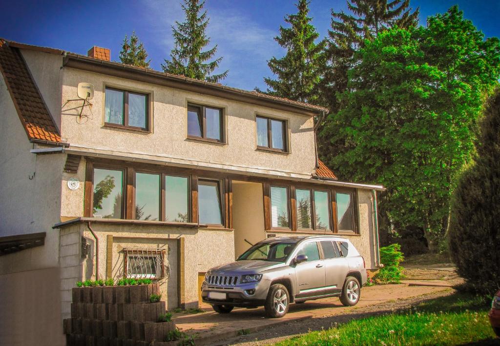 ein silberner SUV vor einem Haus geparkt in der Unterkunft Ferienhaus Tannengrün in Friedrichsbrunn