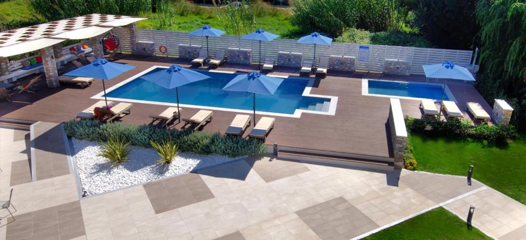 - une vue sur la piscine bordée de parasols et de chaises dans l'établissement Hotel Korali, à Troulos