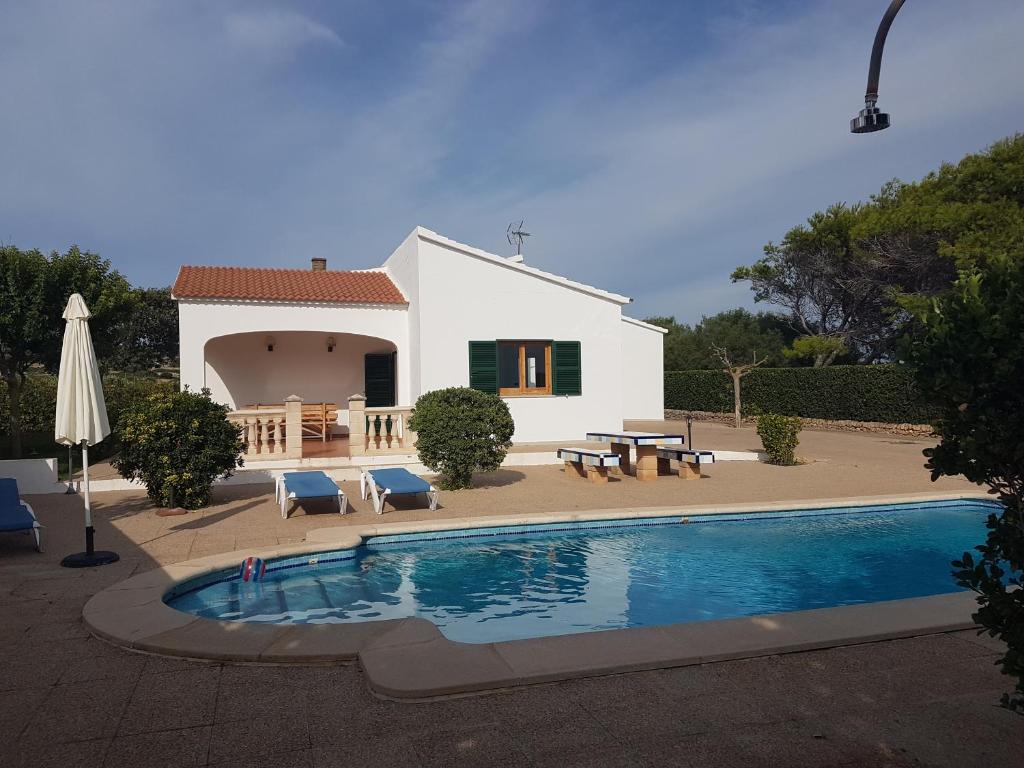 Villa con piscina frente a una casa en Villa María, en Cala en Blanes