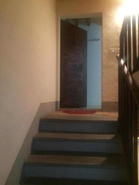 een trap met een houten deur en een deur bij Casa Angiola in Cagli