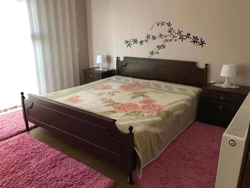 سرير أو أسرّة في غرفة في Guest Rooms Profirov