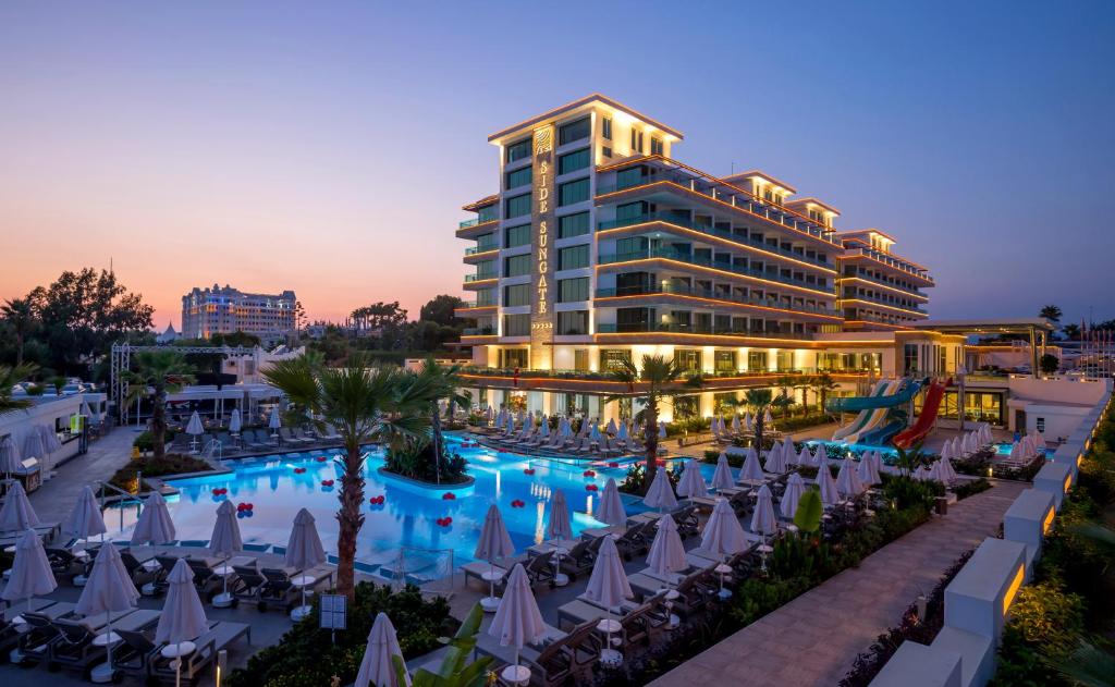 Bazén v ubytování Side Sunport Hotel - All Inclusive nebo v jeho okolí
