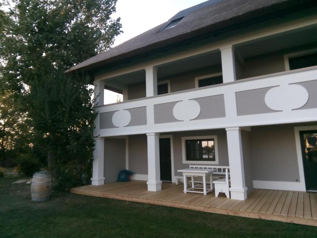 una casa con un ponte di legno con una panca di See-Apartment Weiden a Weiden am See