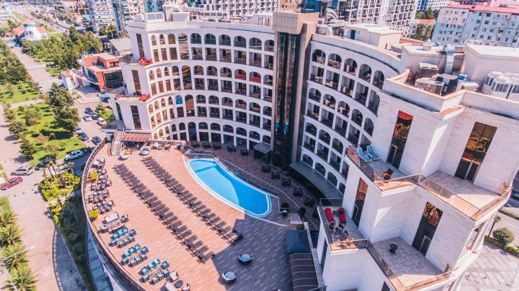 巴統的住宿－鬥獸場碼頭酒店，享有带游泳池的大楼的顶部景致