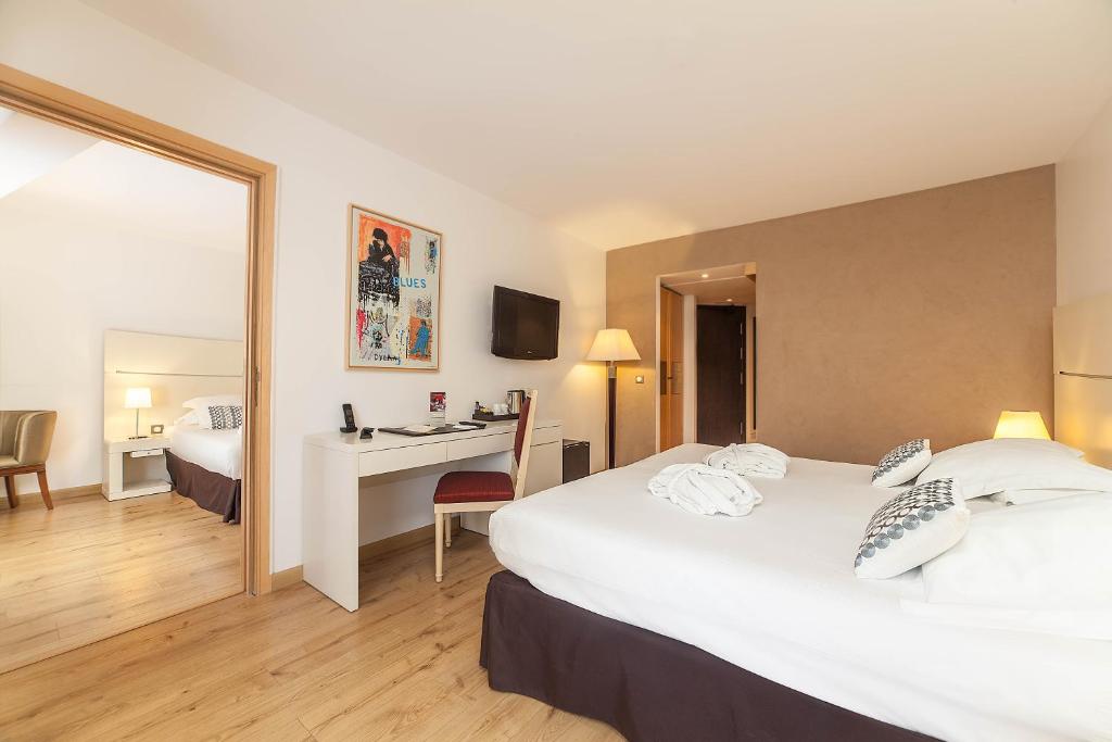 
Connecting Family Room with Free Spa Access
