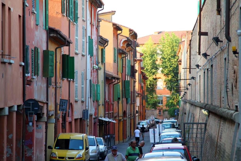 ボローニャにあるAppartamento Porta Saragozzaの車が停まる狭い道