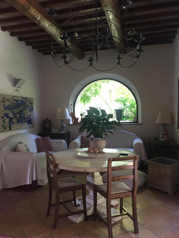 un salon avec une table et un canapé dans l'établissement Magnolia House, à Cetona