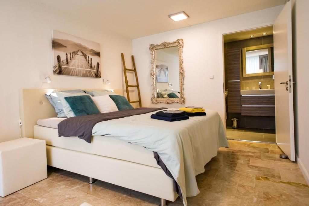 Een bed of bedden in een kamer bij Luxe B&B Het Colmerhof