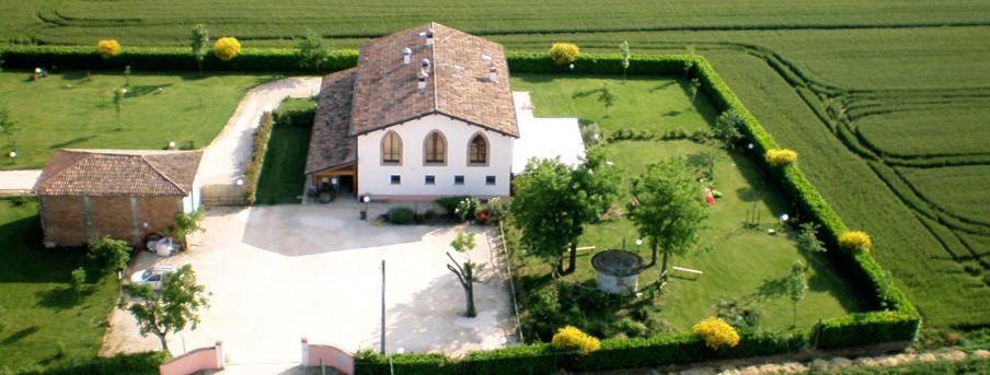 una vista aerea di un grande edificio in un campo di Locanda Merlaschio a Faenza