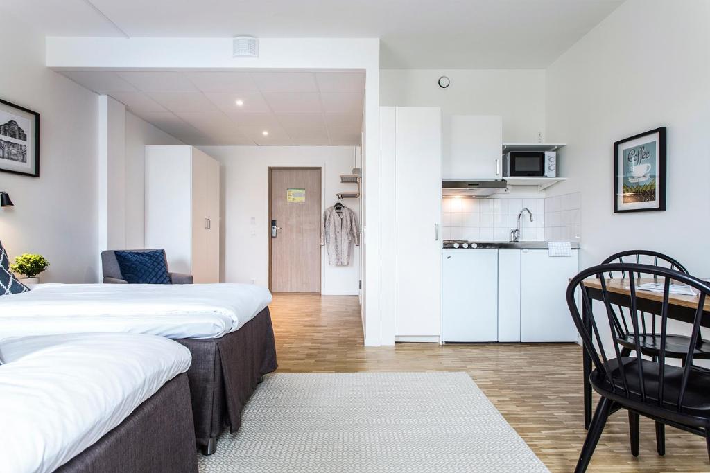 Postel nebo postele na pokoji v ubytování Biz Apartment Solna