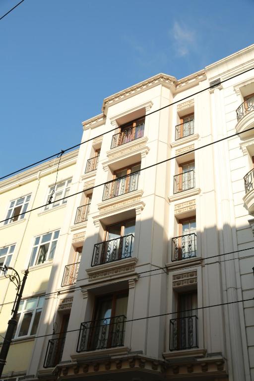 - un bâtiment blanc avec des balcons sur le côté dans l'établissement Hotel Black Pearl, à Istanbul