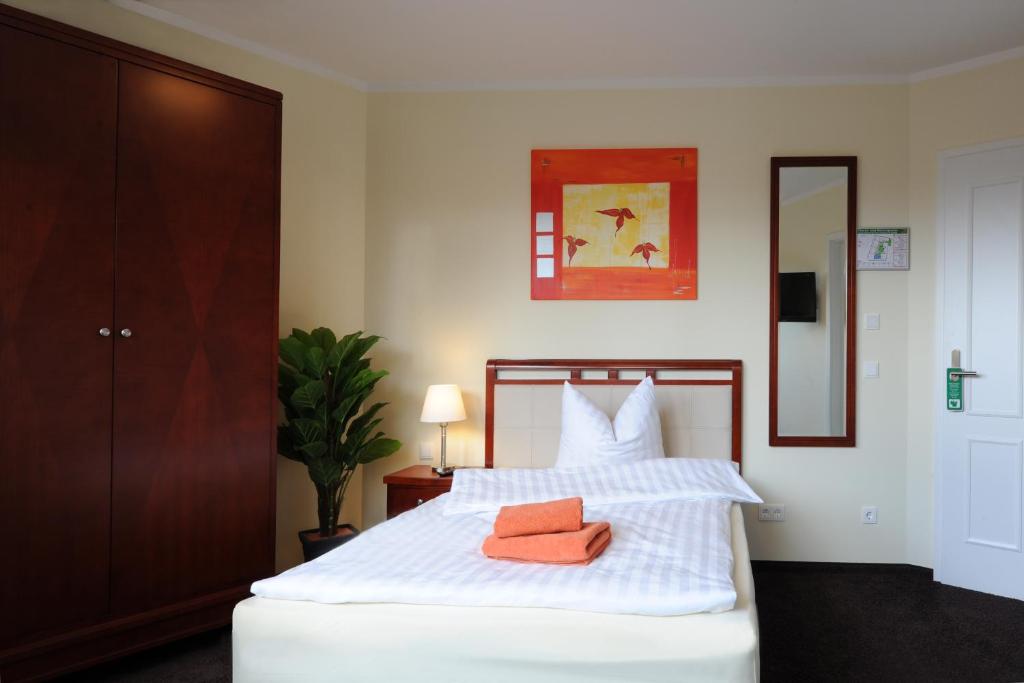 
Superior Studio (Single)
