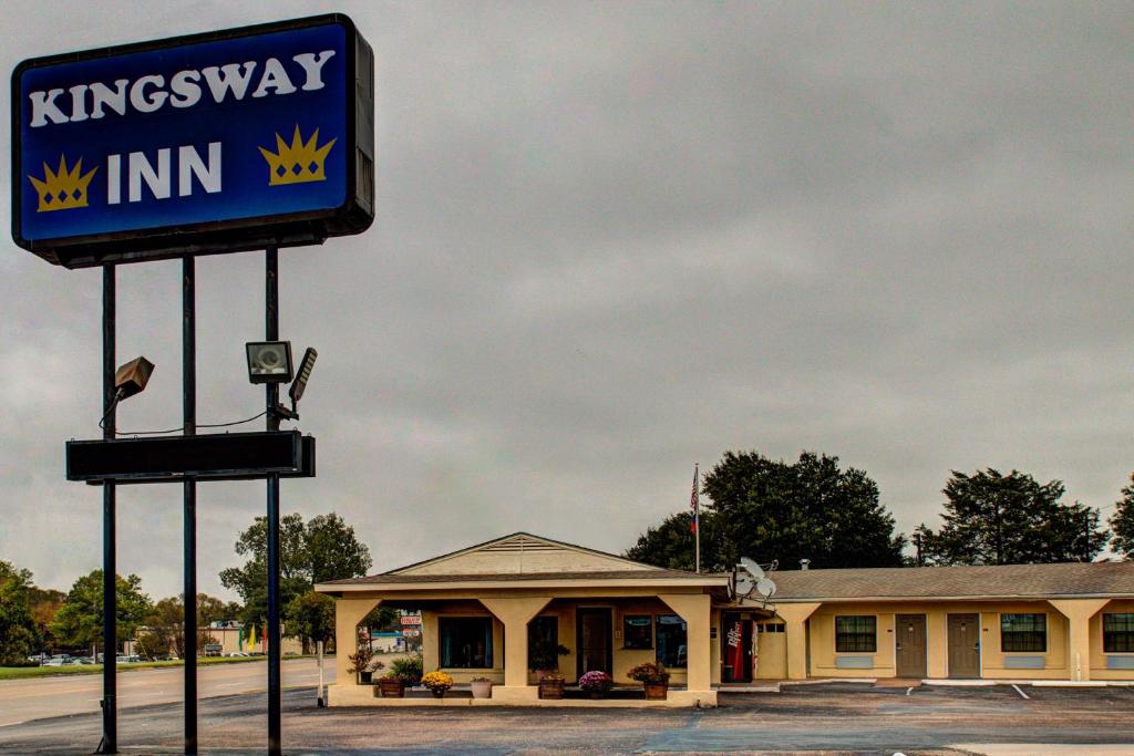 a kingsway inn sign in front of a building at Kingsway Inn Corsicana in Corsicana