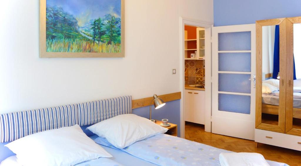 Postel nebo postele na pokoji v ubytování Cybulskiego Guest Rooms