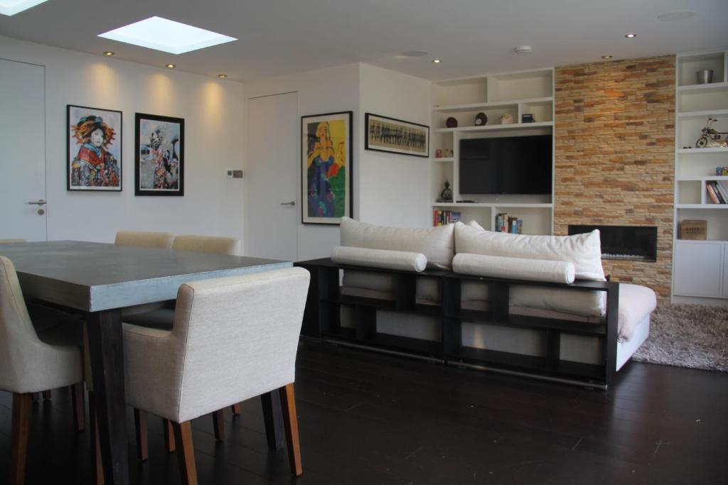 High-End 2 bedroom Penthouse Flat in West London