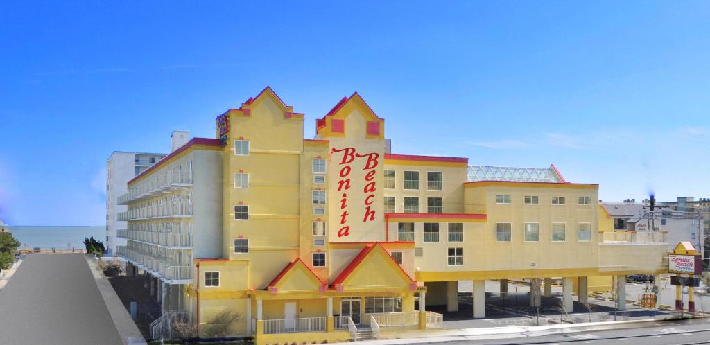 żółty budynek z napisem na górze w obiekcie Bonita Beach Hotel w mieście Ocean City