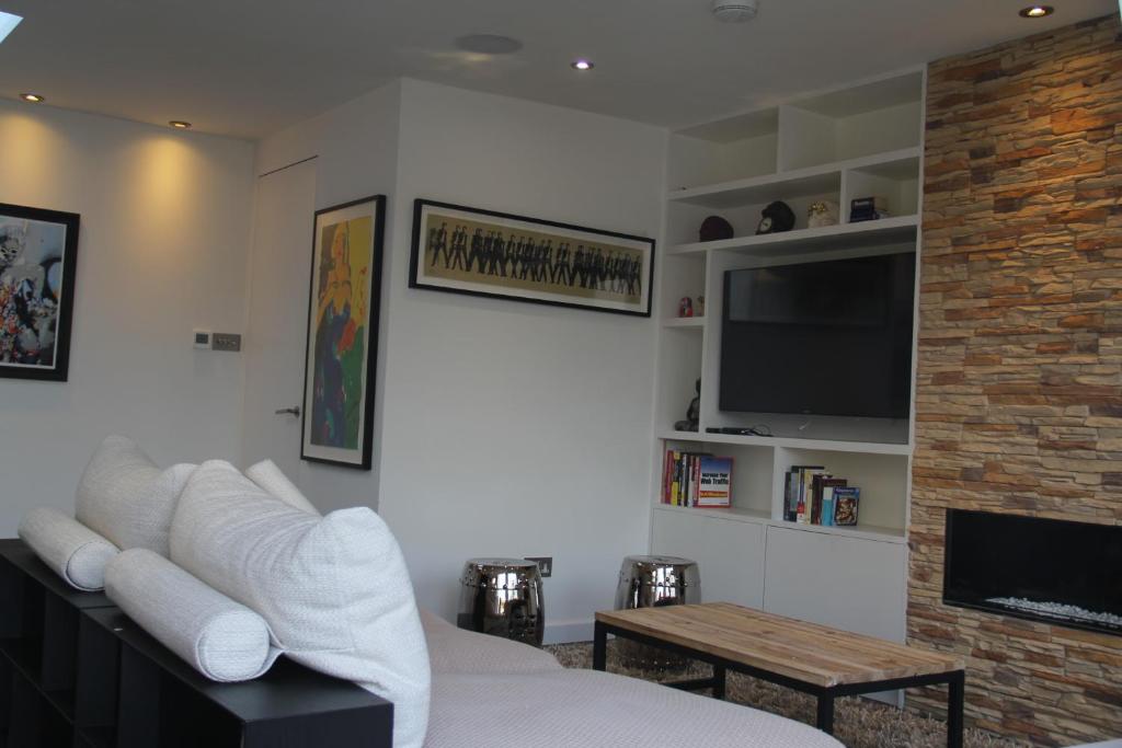 High-End 2 bedroom Penthouse Flat in West London